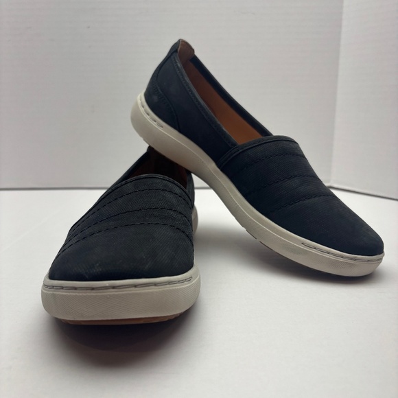 Clarks Black Suede Flat Walking Shoe Size 7 - Picture 1 of 9